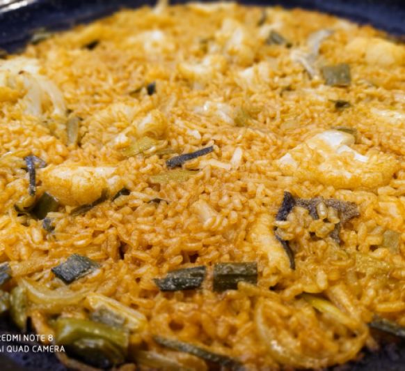Arroz de cuaresma con bacalao ,coliflor y ajos tiernos