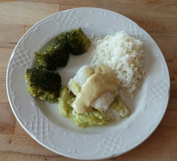 Merluza al curry con arroz y brócoli