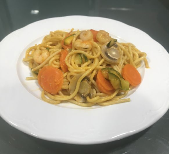 Espaguetis con verduras y gambas al curry