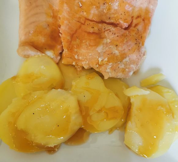 Lomos de salmon glaseado con patatas