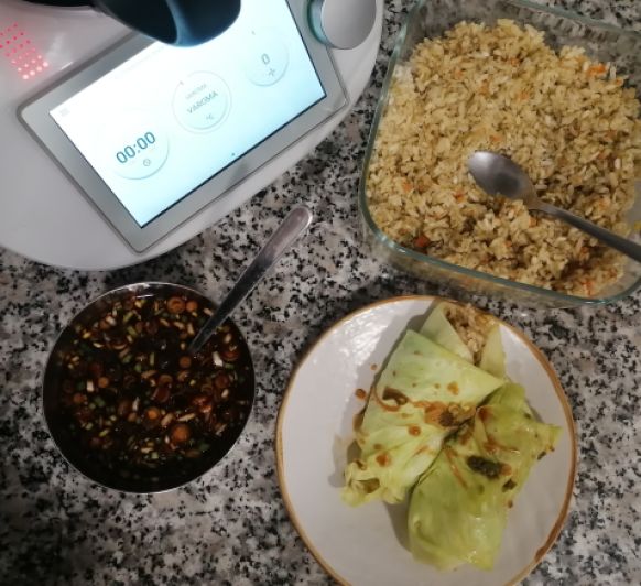 Rollitos de col rellenos de arroz, verduras y salsa asiática