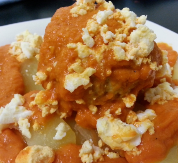 Albóndigas de Bonito en crema de Pimientos 