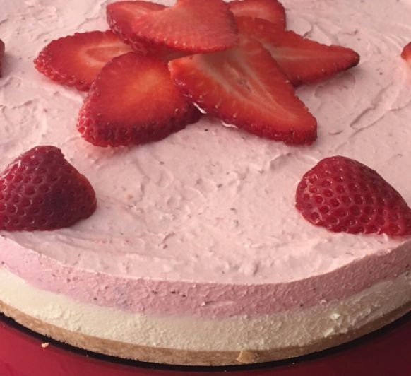 Tarta de mousse de fresa