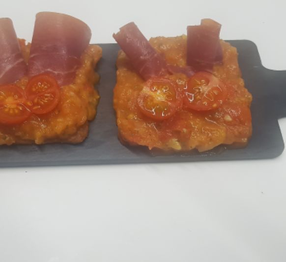 De tapeo: Galletas de parmesano con tomate y jamón