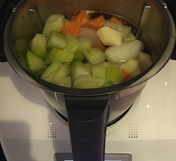 Crema de verduras y albondigas al vapor...cocinando a dos niveles