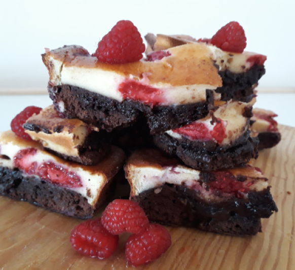 Delicioso brownie con cheesecake de frambuesa