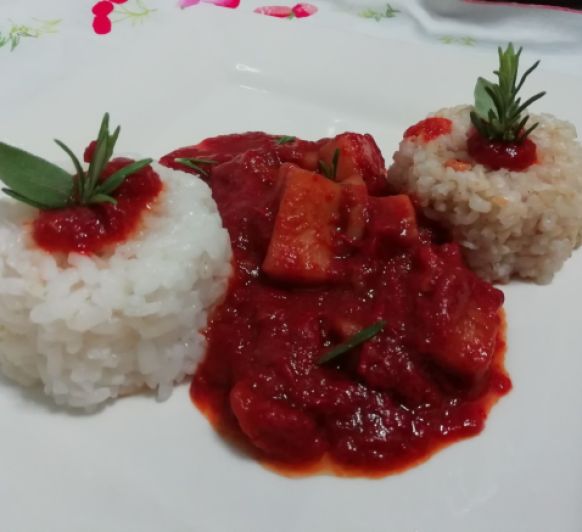 Sepia en salsa de pimiento rojo con arroz blanco en TM6