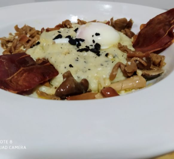 Parmentier de patata con salsa de trufa,con salteado de setas,huevo a baja temperatura y crujiente de jamón