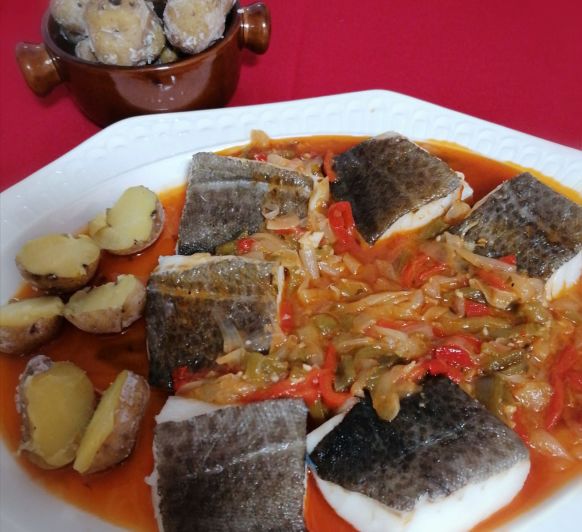 Bacalao encebollado con papas