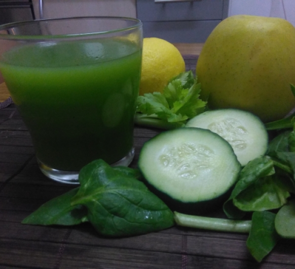 zumo verde prensado y filtrado