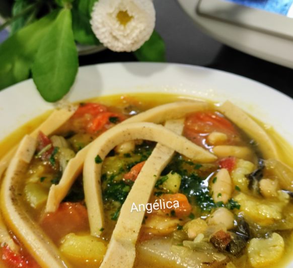 Sopa de verduras con noodles de tortilla francesa con Thermomix® 