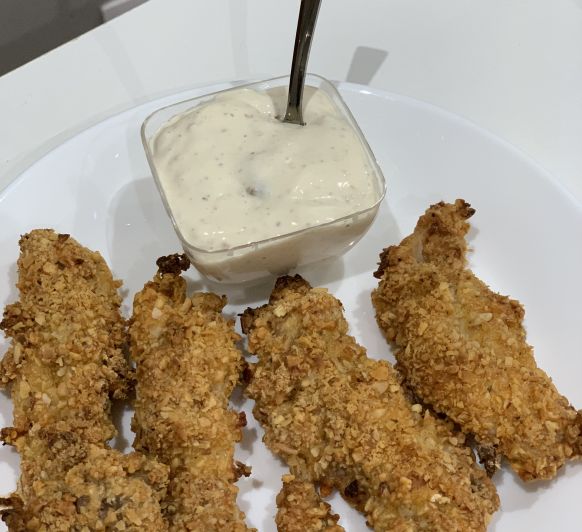 Crujientes de pollo almendrado con salsa ranchera