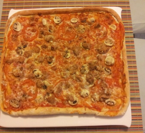 Receta de Pizza experimental de jamón, atún y champiñones con Thermomix® 