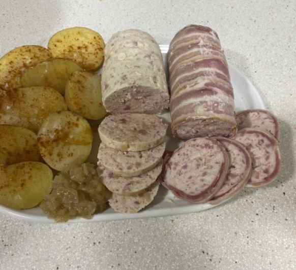 Rollo de pollo con cebollas confitadas
