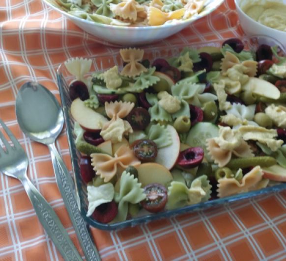 Ensalada de pasta tricolor con hummus y fruta fresca