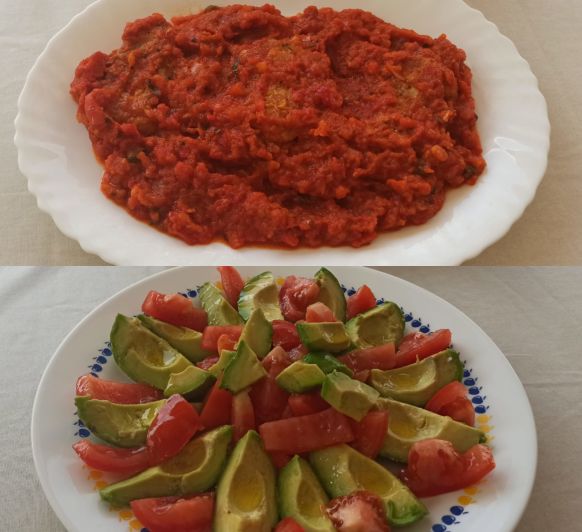 Menú de Pollo a la cazadora y ensalada de aguacate y tomate sin gluten bajo en carbohidratos