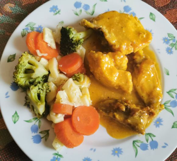 Pollo en salsa de ajillo y verduras