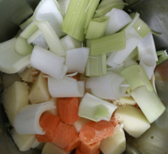 Thermomix® Menú completo: Sopa de patata y zanahoria, brochetas de rape y manzanas al vapor. Sin gluten, Sin Lácteos.