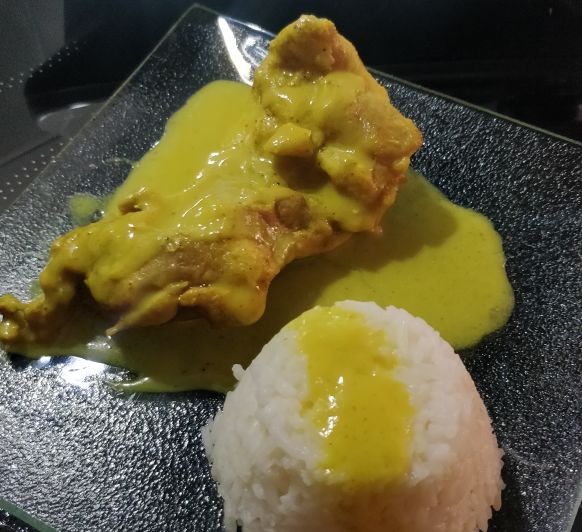 Pollo con salsa de curry y arroz blanco al vapor