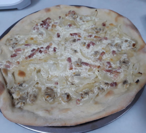 Tarta flambeada alsaciana (pizza carbonara) nuestra favorita