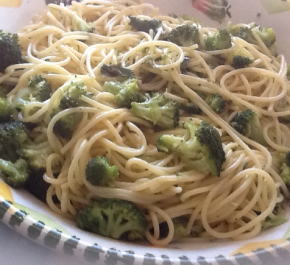 Espaguetis con brócoli y anchoas