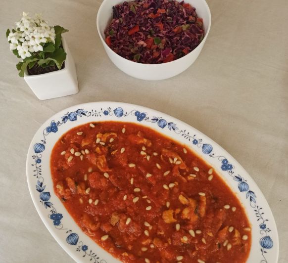 Menú saludable Ensalada de lombarda y Pollo con salsa de tomate