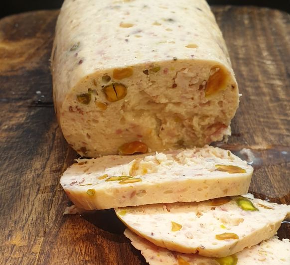 Fiambre de pollo y pistachos