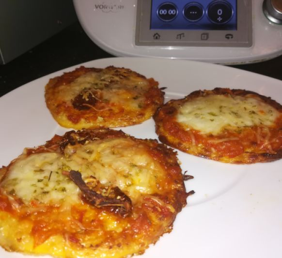 Minipizzas de coliflor y queso con tomate (sin gluten)