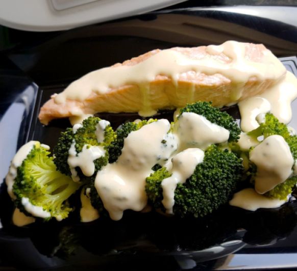 Alimentación infantil: Salmón y brócoli con bechamel. Uso del cestillo Thermomix® 
