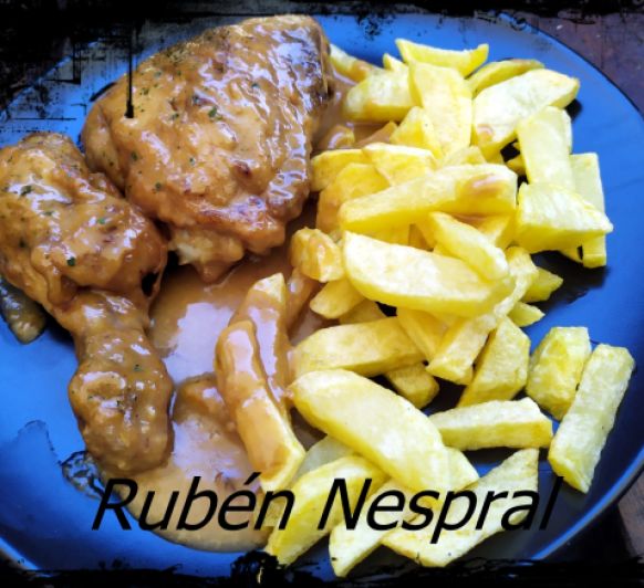 Muslos de pollo con salsa de ajillo.