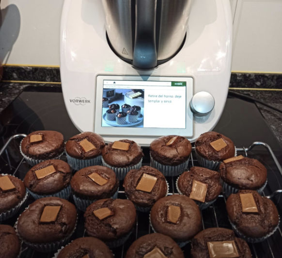 Muffins tres chocolates con Thermomix® .
