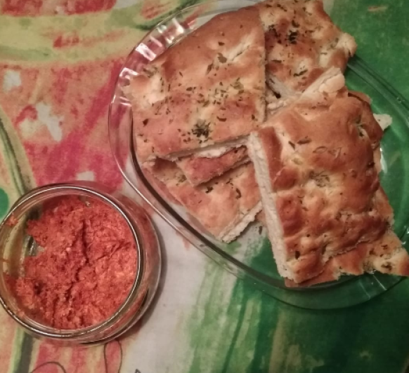 Coca de orégano y paté de chorizo