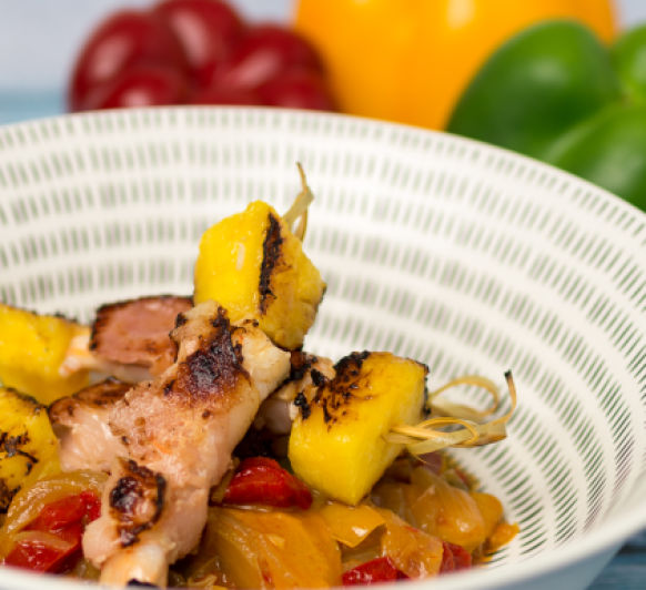 BROCHETAS DE LANGOSTINOS, BEICON Y PIÑA CON GUARNICIÓN DE VERDURAS