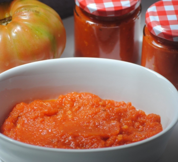 La salsa de Tomate es un básico y sale espectacular ¡!! Aparte de que con Thermomix® no manchamos nada en nuestra cocina.