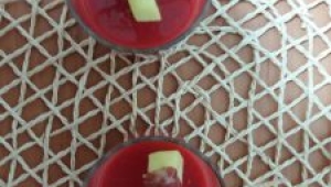 Gazpacho de Frambuesa con tapón de cecina y manzana